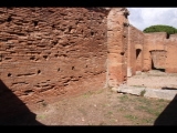 01457 ostia - regio ii - insula vi - casa dell'ercole bambino (ii,vi,3-4) - via della fontana - 5. raum von norden an der ostseite der casa - bli ri nordosten - ri via della fontana - 09-2022.jpg